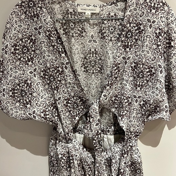 Honey Punch Tie-Front Romper. Size Medium - Picture 7 of 8